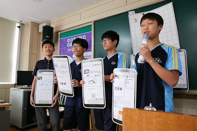 지난 8일 서울 금천구 세일중학교에서 진행된 소프트웨어 교육 프로그램 '코딩 지니어스' 수업에서 학생들이 각자 기획한 응용 소프트웨어(앱)를 학우들 앞에서 소개하고 있다. LG CNS 제공