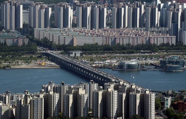 서울 남산 N서울타워에서 바라 본 한강 주변 아파트 단지 모습. 연합뉴스