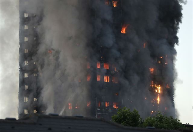 14일 대형 화재가 발생한 영국 런던의 고층 아파트가 화염에 휩싸여 있다. 런던=AFP 연합뉴스