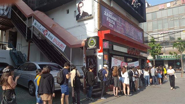 가수 검정치마의 게릴라 공연을 보러 온 관객들. 사람이 몰려 'ㄱ'자로 줄이 이어졌다. 양승준 기자