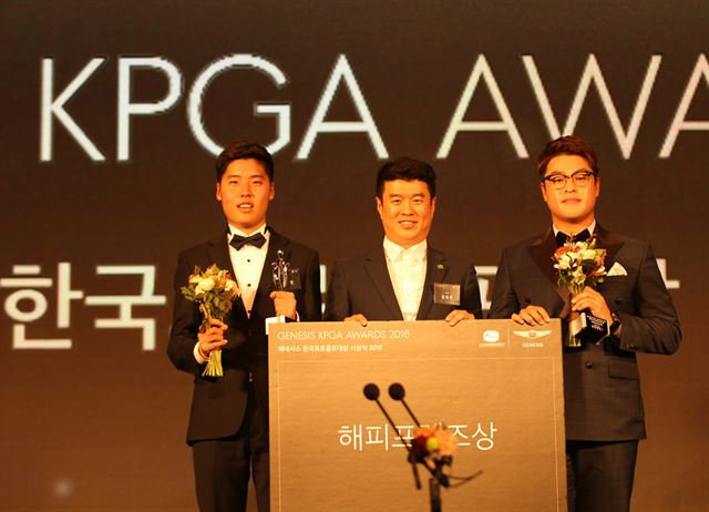 2016 KPGA 해피프렌즈상을 수상한 이승민(왼쪽)과 시상자 김형태(가운데) 선수회대표, 또 다른 수상자 방두환. KPGA 제공