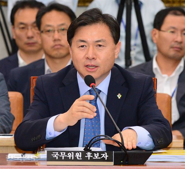 14일 국회에서 열린 김영춘 해양수산부 장관 후보자 인사청문회에서 김 후보자가 질문을 받고 있다. 오대근 기자