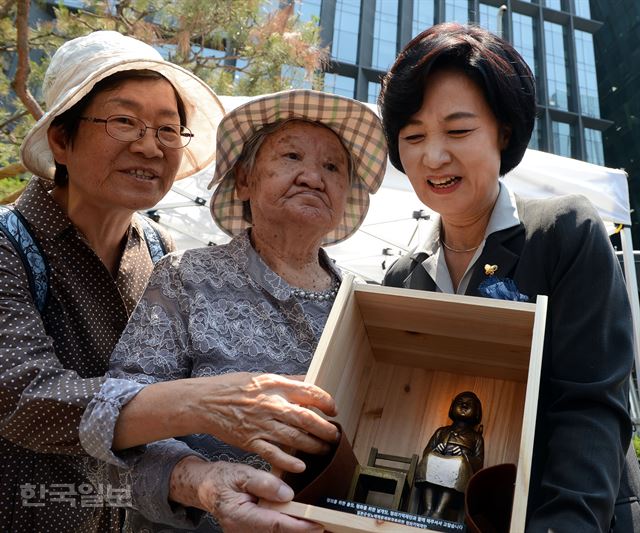 14일 오후 서울 종로구 구 주한일본대사관 앞에서 열린 정기 수요시위에서 더불어민주당 추미애 대표가 길원옥 할머니(가운데)로 부터 소녀상을 선물 받고 있다. 2017.06.14 신상순 선임기자ssshin@hankookilbo.com /2017-06-14(한국일보)