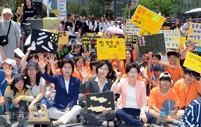 14일 오후 서울 종로구 구 주한일본대사관 앞에서 열린 1287차 일본군 성노예제문제 해결을 위한 정기 수요시위에서 더불어민주당 추미애 대표등 참석자들이 일본의 진정한 사과를 요구 하는 구호를 외치고 있다. 2017.06.14 신상순 선임기자ssshin@hankookilbo.com