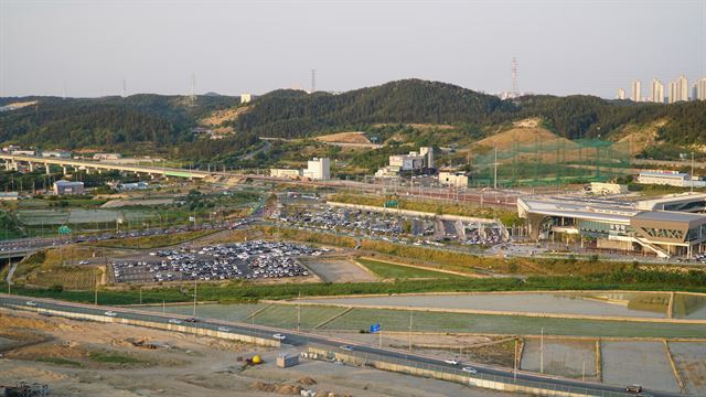 경북 포항시 북구 흥해읍 이인리 KTX포항역사 주차장. 평일 오후인데도 역사 바로 옆 철도시설공단 주차장은 만차이고 아래 포항시 주차장은 80%이상 주차돼 있다. 김정혜기자 kjh@hankookilbo.com