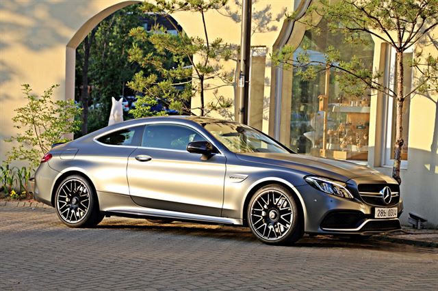 메르세데스 AMG C 63 쿠페는 옆구리 근육이 가장 섹시하다. 사진 조두현 기자