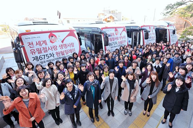 하나님의교회 판교성전 신도들이 헌혈행사에 참여한 뒤 손을 흔들고 있다. 하나님의교회 제공