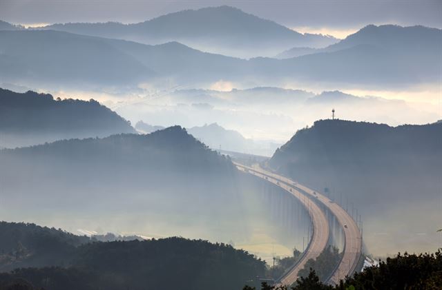 사진은 지난해 대상을 수상한 허용복씨의 '안개와 빛을 뚫고'라는 작품. 한국도로공사 제공