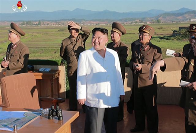 북한 김정은 노동당 위원장이 국방과학원에서 개발한 신형 지대공 요격유도무기체계 시험사격을 참관했다고 조선중앙TV가 28일 보도했다. 연합뉴스