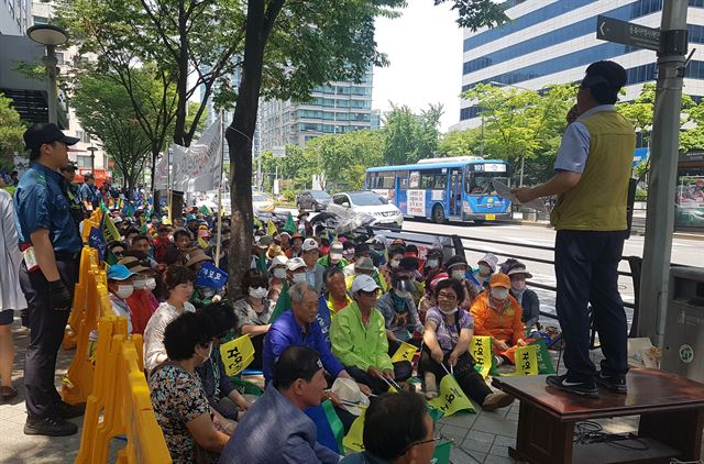 강원 양양군이 제기한 오색 케이블카 행정심판이 열린 15일 국민권익위 서울종합민원사무소 앞에서 양양군민들이 상경집회를 벌이고 있다. 양양군 제공