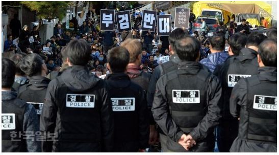 경찰이 고 백남기씨 시신에 대한 2차 부검영장 시한 마지막 날인 지난해 10월25일 2차 집행을 시도하기 위해 장례식장에 1,000여명의 경력을 배치했지만 시민들에 막혀 들어가지 못하고 있다. 서재훈 기자 spring@hankookilbo.com