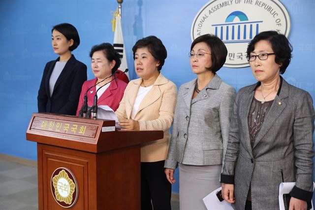 국민의당 김수민(왼쪽부터), 신용현, 조배숙, 장정숙, 김삼화 의원이 16일 오후 국회 정론관에서 안경환 법무부 장관 후보자의 자진사퇴를 촉구하는 기자회견을 하고 있다. 연합뉴스