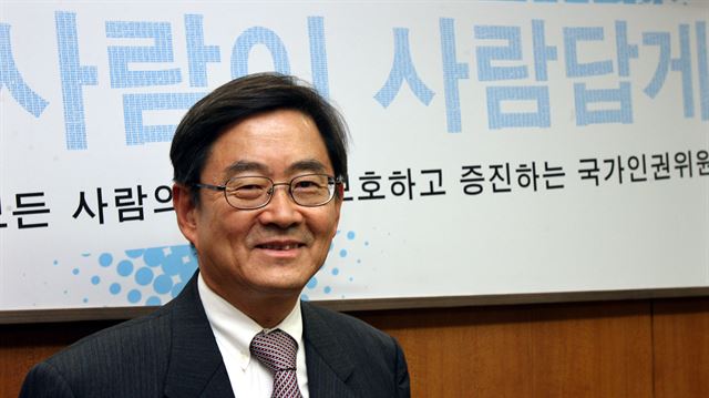 지난 2006년 당시 안경환 국가위원회 위원장은 취임 직후부터 ‘사람이 사람답게 사는 세상’이란 슬로건을 내걸었다. 고영권 기자