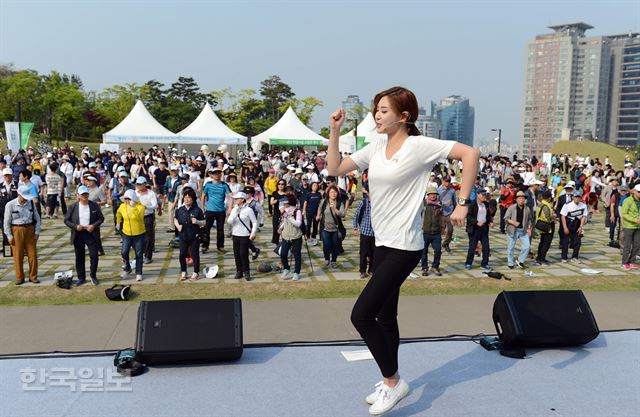 17일 서울 중구 남산백범광장에서 열린 제466회 한국일보 거북이마라톤 '6월은 호국보훈의 달 국가유공자와 함께하는 남산 걷기대회'에서 참가자들이 출발전 준비운동을 하고 있다. 2017.06.17 신상순 선임기자ssshin@hankookilbo.com