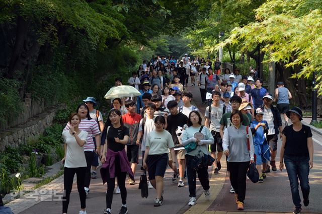 17일 서울 중구 남산백범광장에서 열린 제466회 한국일보 거북이마라톤 '6월은 호국보훈의 달 국가유공자와 함께하는 남산 걷기대회'에서 참가한 시민들이 남산 둘레길을 걷고 있다. 2017.06.17 신상순 선임기자ssshin@hankookilbo.com