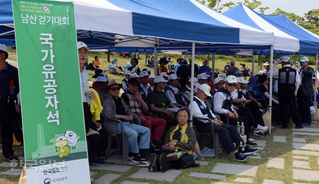 17일 서울 중구 남산백범광장에서 열린 제466회 한국일보 거북이마라톤 '6월은 호국보훈의 달 국가유공자와 함께하는 남산 걷기대회'에서 국가유공자들이 공연을 보고 있다. 2017.06.17 신상순 선임기자ssshin@hankookilbo.com /2017-06-17(한국일보)