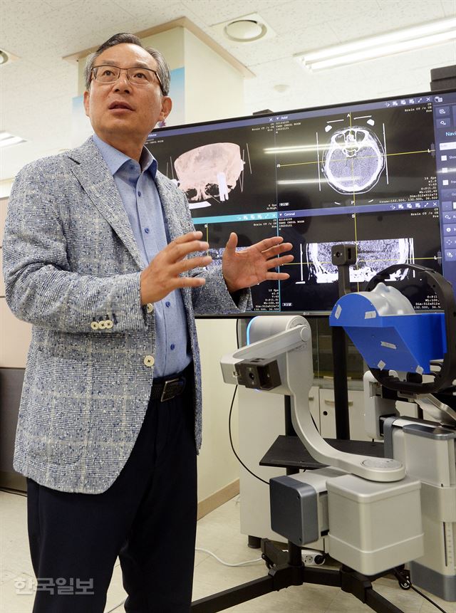 고광일 고영테크놀러지 대표가 서울 가산동 본사에서 3D측정 기술을 기반으로 한 뇌수술 로봇 작동 원리를 설명하고 있다. 고영이 개발힌 이 수술 로봇은 올해 말 출시될 예정이다. 배우한 기자