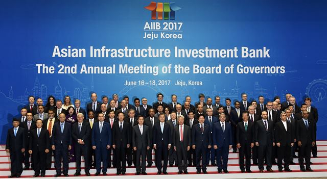 16일 AIIB 연차총회에 참석한 문재인 대통령과 각국 대표들이 기념촬영을 하고 있다. 청와대사진기자단