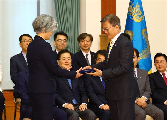 문재인 대통령이 18일 오후 청와대에서 강경화 신임 외교부장관에게 임명장을 주고 있다. 청와대사진기자단