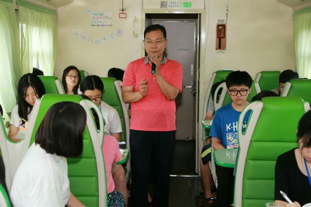 지난해 8월 시베리아 횡단 독서토론열차학교에 동행한 장만채 전남교육감은 학생들과 대화의 시간을 통해 토론학습의 중요성을 설명하고 있다.(전남도교육청 제공)