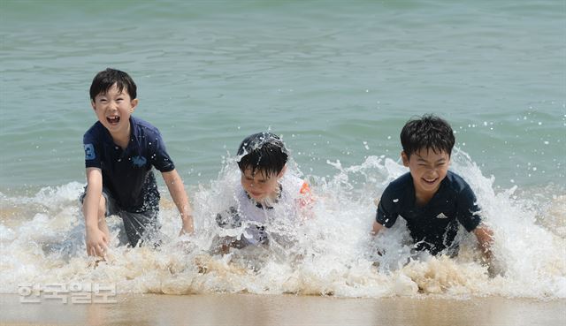 [저작권 한국일보] 전국적으로 무더운 날씨를 보인 18일 오후 부산 해운대해수욕장에서 어린이들이 물놀이를 하며 더위를 식히고 있다. 부산=전혜원 기자 iamjhw@hankookilbo.com /2017-06-18(한국일보)