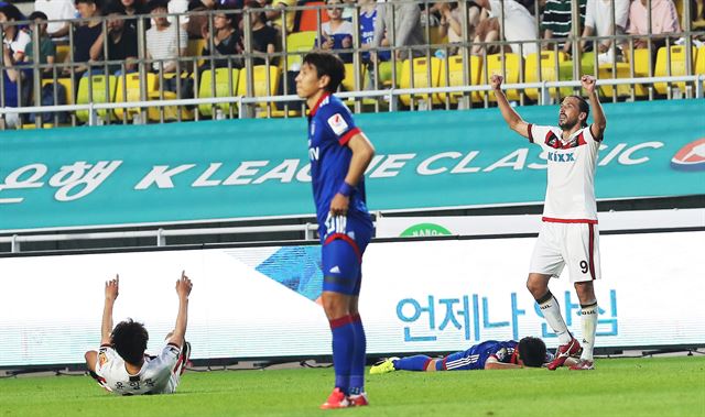 수원 삼성과 FC서울의 경기. 2대1로 승리한 서울 선수들이 기뻐하고 있다. 수원=연합뉴스