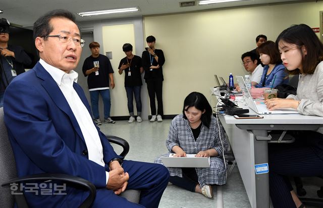 자유한국당 대선 후보를 지낸 홍준표 전 경남지사가 18일 서울 여의도 당사에서 기자간담회를 열어 당 대표를 선출하는 전당대회 출마 의지를 밝히고 있다. 배우한 기자 bwh3140@hankookilbo.com