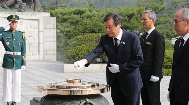 도종환 신임 문화체육관광부 장관이 19일 오전 서울 동작동 국립서울현충원을 찾아 현충탑에 참배하고 있다. 연합뉴스