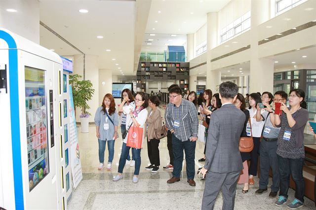 대구지역 공공도서관 관계자들이 청주대 중앙도서관을 방문해 도서관 관계자로부터 자판기 방식으로 책을 대출할 수 있는 시스템에 대해 설명을 듣고 있다. 청주대 제공