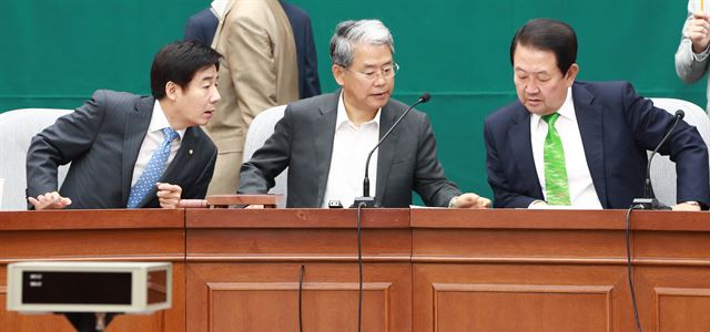 국민의당 지도부가 19일 국회에서 열린 의원총회에서 의견을 나누고 있다. 왼쪽부터 이용호 정책위의장, 김동철 원내대표, 박주선 비대위원장. 연합뉴스