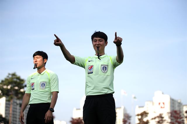 주심이 두 팔로 네모를 그리는 'TV 사인'을 통해 VAR을 시행 중임을 알리는 모습. 프로축구연맹 제공