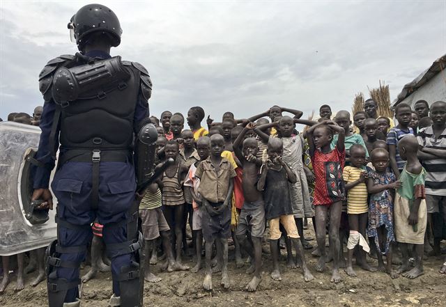 0필리포 그란디 유엔난민기구(UNHCR) 고등판무관이 18일(현지시간) 남수단의 벤티우에 있는 남수단 최대 난민 캠프를 방문한 가운데 유엔평화유지군 소속 대원이 난민들 앞에 서 있다. 유엔난민기구는 18일 공개한 난민보고서를 통해 지난해 강제로 고향을 떠난 난민 등의 수가 2015년에 비해 30만명이 늘어난 6천560만 명에 달해 사상 최고를 기록했다고 밝혔다. AP 연합뉴스