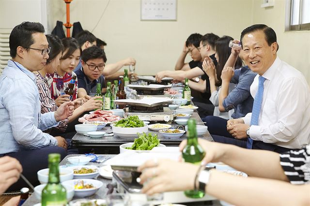 김도진 IBK기업은행장이 지난 5일 자신이 당일 갑작스럽게 제안한 삽겹살집 '번개모임'에서 참석한 직원들과 이야기를 나누고 있다. IBK기업은행 제공