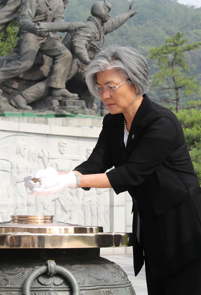 강경화 신임 외교부 장관이 19일 오전 서울 동작동 국립서울현충원을 찾아 현충탑에 분향하고 있다.