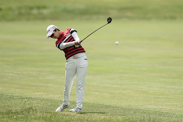 김효주가 LPGA투어 마이어 클래식 마지막 날 1라운드에서 샷을 하고 있다. 그랜드래피즈=AFP 연합뉴스