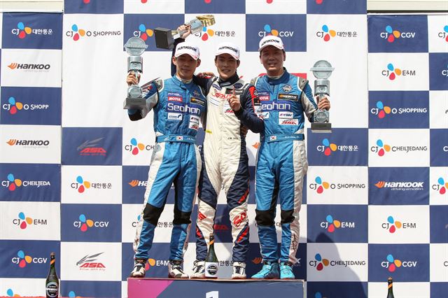 슈퍼레이스 3라운드 ASA GT1 클래스 시상식(왼쪽부터 2위 김종겸, 1위 서주원, 3위 장현진)