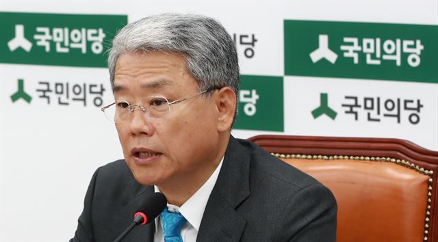 김동철 국민의당 원내대표가 20일 오전 국회에서 열린 원내대책회의에 참석해 조국 청와대 민정수석의 국회 운영위원회 출석을 요구하고 있다. 연합뉴스