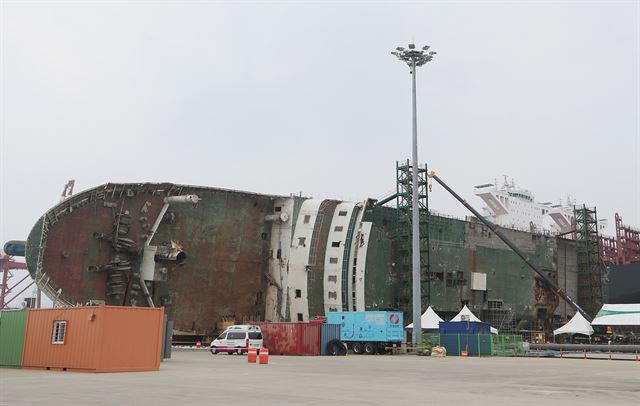 20일 오전 전남 목포신항 세월호 거치 장소에서 작업 관계자들이 펄 제거 작업 등 객실 1차 수색 마무리작업을 하고 있다. 연합뉴스