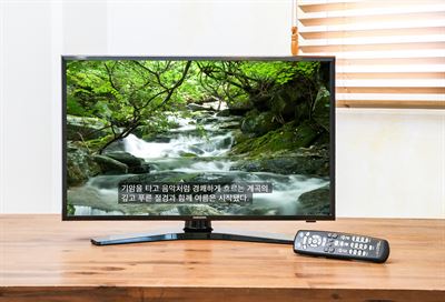 삼성전자가 방송통신위원회가 주관하는 시?청각 장애인용 TV 보급사업의 TV 공급자로 선정돼 8월부터 TV와 모니터로 활용 가능한 28형 TV 모니터(사진)를 공급한다. 삼성전자 제공