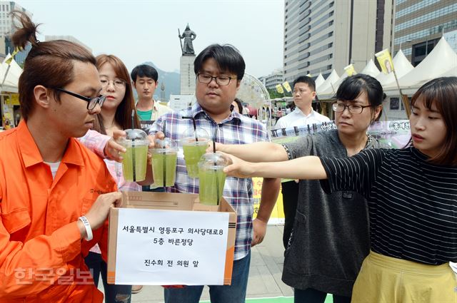 21일 오전 서울 광화문 광장에서 열린 한강녹조 현황발표 및 진수희 전 의원이 한강에 녹조 없다는 발언 관련 규탄 기자회견에 서울환경운동연합 회원들이 홍제천 한강 합수부에서 취수한 녹조 한강물을 바른정당에 배달하는 퍼포먼스를 하고 있다. 홍인기 기자