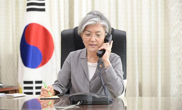 강경화 외교부 장관이 21일 서울 외교부 청사에서 기시다 후미오(岸田文雄) 일본 외무상과 전화통화를 하고 있다. 연합뉴스.