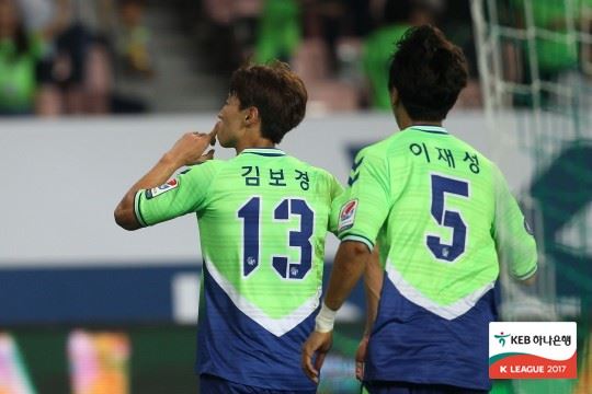 김보경이 21일 전주월드컵경기장에서 열린 강원FC와 프로축구 K리그 클래식(1부) 15라운드 홈경기에서 멋진 시저스 킥으로 득점한 뒤 세리머니를 하고 있다. 프로축구연맹 제공