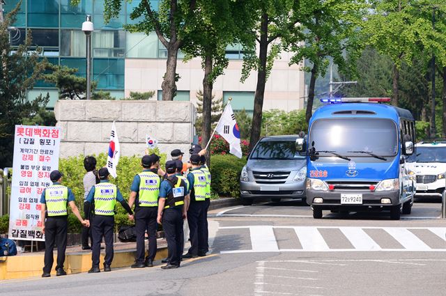 지난달 29일 박근혜 전 대통령을 태운 호송차가 서울중앙지법으로 들어서고 있는 모습. 배우한 기자