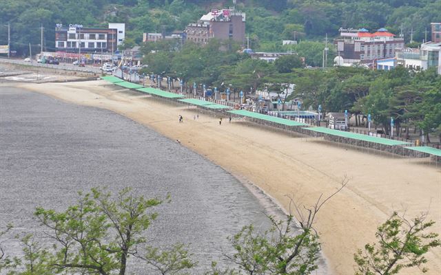 분오리돈대에서 바라본 동막해변. 여름이면 피서객들로 붐빈다