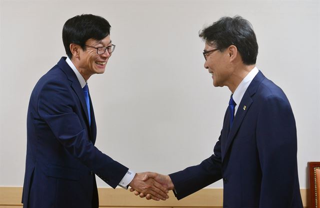 장하성(오른쪽) 청와대 정책실장과 김상조 공정거래위원장이 21일 오후 서울 종로구 정부서울청사에서 김동연 경제부총리 겸 기획재정부 장관과의 현안 간담회를 열기 전 인사를 하고 있다. 홍인기 기자