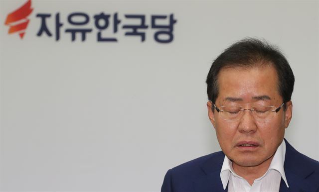 자유한국당 홍준표 전 경남지사가 18일 여의도 당사에서 열린 새 대표 선출을 위한 기자간담회에서 생각에 잠겨 있다. 연합뉴스