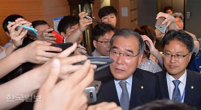 [저작권 한국일보] 22일 오전 서울 종로구 통의동 국정기획자문위원회에서 열린 통신비 절감대책 브리핑에서 . 박광온 국정위 대변인과 김정우 국정위 경제2분과 위원이 기자들의 질문을 받고 있다. 2017.6.22 / 류효진기자 /2017-06-22(한국일보)