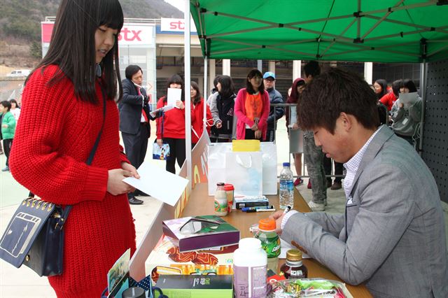 2011년 4월 창원축구센터에서 열린 윤빛가람 사인회에서 700여 명의 팬들이 몰렸다. 창원=연합뉴스