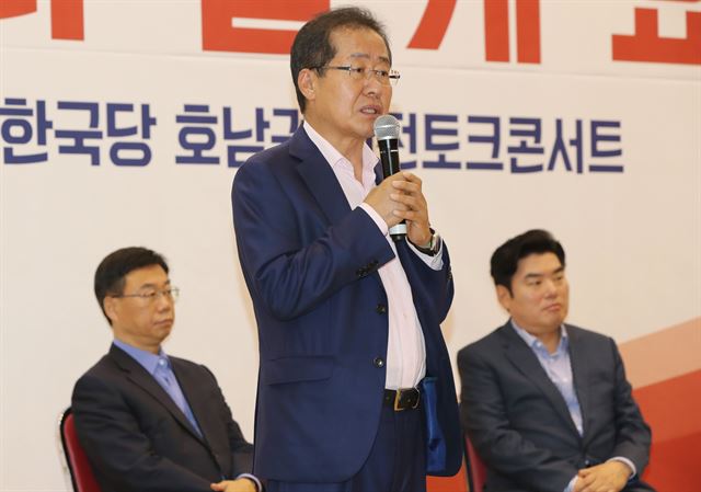 홍준표 전 경남지사가 21일 오후 광주 동구 무등파크호텔에서 열린 당대표·최고위원 선출 제2차 전당대회 호남권 비전토크콘서트에서 발언하고 있다. 광주= 연합뉴스