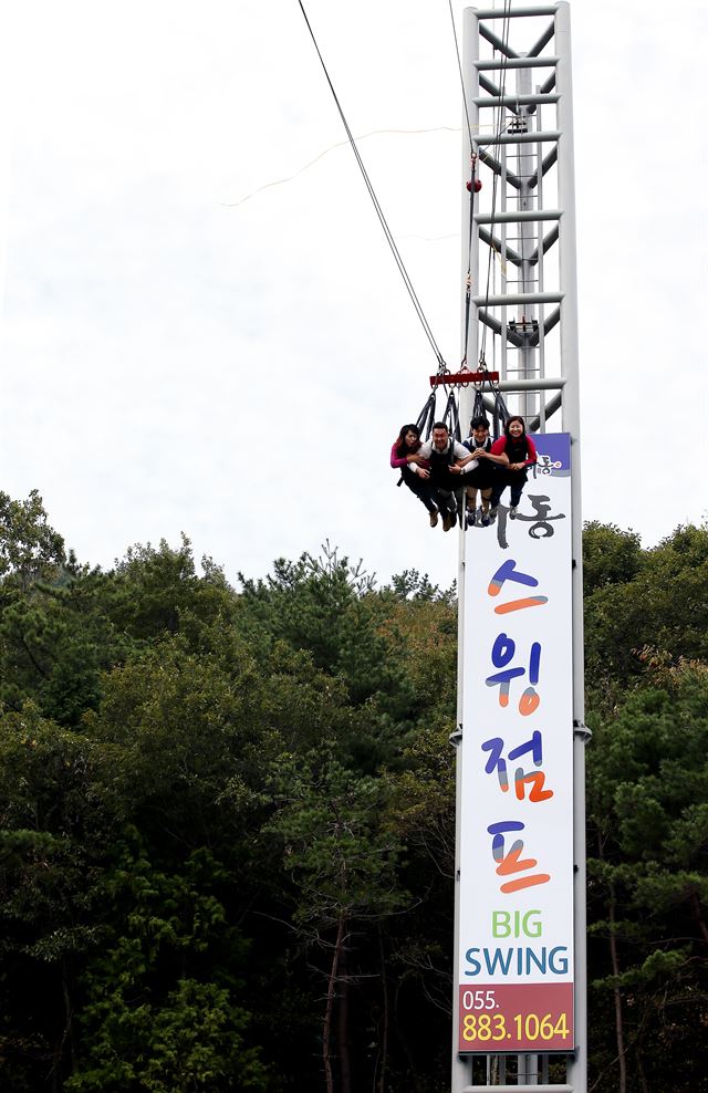 한려해상국립공원 다도해가 한 눈에 들어오는 금오산에서는 모험과 스릴을 만끽할 수 있는 다양한 레포츠 시설이 들어서 있다. 하동군 제공